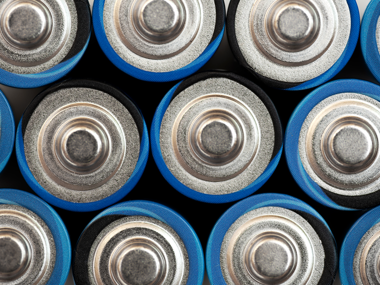 SMALTIMENTO RIFIUTI SPECIALI: DIFFERENZE TRA RAEE E BATTERIE 